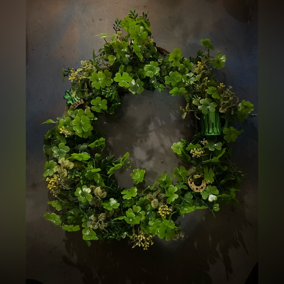 St. Patrick’s Day Clover Holiday Wreath - Picture 1 of 2